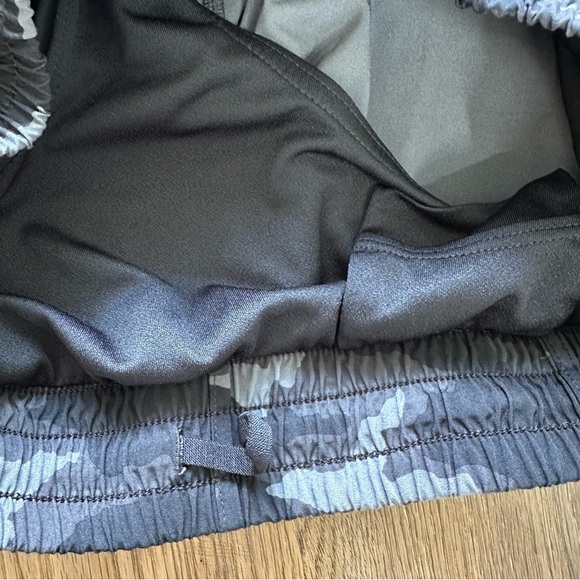 Athleta Womens Printed Mesh Racer Run Short 4" Camo Small Running Gym Workout - Picture 7 of 10